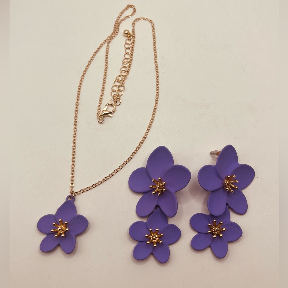 Set necklace and earrings for women flowers design